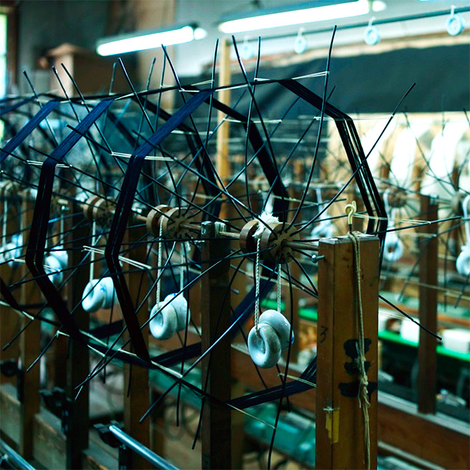 撚糸工場に並ぶ糸巻き